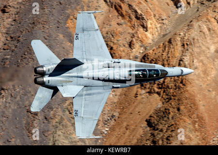 United States Marines McDonnell Douglas F/A-18C Hornet aus dem VMFAT-101 Sharpshooters Squadron, Marine Corps Air Station Miramar, Kalifornien fliegen niedriger Ebene durch die Jedi Übergang, Star Wars Canyon, Death Valley National Park, Kalifornien, Vereinigte Staaten von Amerika Stockfoto