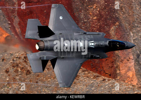 Lockheed Martin F-35 eine Beleuchtung II (OT-002) von der 323 Squadron, Royal Netherlands Air Force, Fliegen niedriger Ebene durch die Jedi Übergang, Star Wars Canyon, Death Valley National Park, Kalifornien, Vereinigte Staaten von Amerika Stockfoto