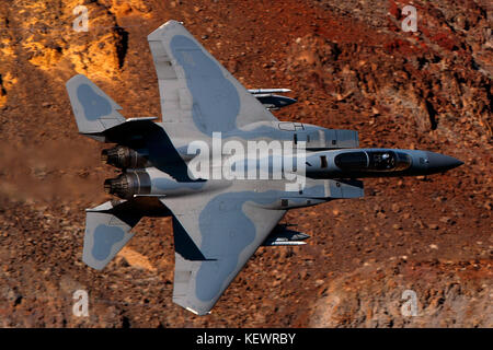 United States Air Force Mcdonnell Douglas F-15C Eagle (81-022) von die 144 Fighter Wing, California Air National Guard Jedi Übergang Star Wars Canyon, Death Valley National Park, Kalifornien, Vereinigte Staaten von Amerika Stockfoto