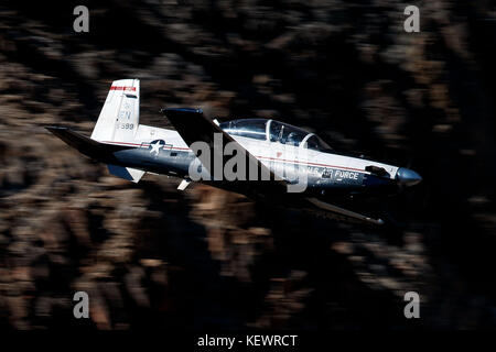 United States Air Force Beechcraft T-6 Texan II (01-599) vom 80. Flying Training Wing, Sheppard Air Force Base, Texas, Fliegen niedriger Ebene durch die Jedi Übergang, Star Wars Canyon, Death Valley National Park, Kalifornien, Vereinigte Staaten von Amerika Stockfoto