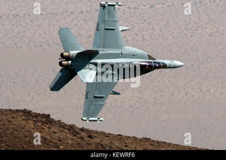 United States Navy Boeing EA-18G Growler aus der VX-9 Vampire Geschwader fliegen low level auf der Jedi Übergang durch Star Wars Canyon/Rainbow Canyon, Death Valley National Park, Panamint Springs, Kalifornien, Vereinigte Staaten von Amerika Stockfoto