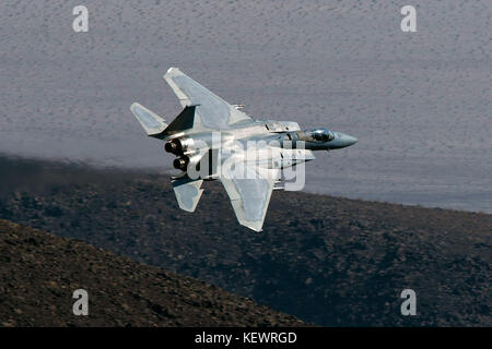 United States Air Force Mcdonnell Douglas F-15C Eagle (80-048) von die 144 Fighter Wing am Internationalen Flughafen Fresno Fresno, Kalifornien, California Air National Guard fliegt low level auf der Jedi Übergang durch Star Wars Canyon/Rainbow Canyon, Death Valley National Park, Panamint Springs, Kalifornien, Vereinigte Staaten von Amerika Stockfoto