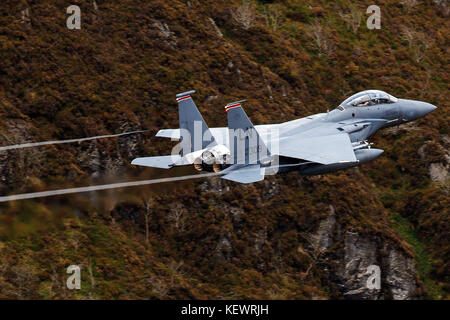 United States Air Force Mcdonnell Douglas F-15E Strike Eagle (LN 91-309) von der 48th Fighter Wing, 494th Fighter Squadron an RAF Lakenheath, England gegründet, fliegt Niedrig durch die Mach Loop, Machynlleth, Wales, Vereinigtes Königreich Stockfoto