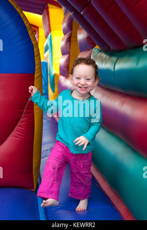 Glücklich lachend redhead toddler Bounce in eine bunte Trampolin Stockfoto