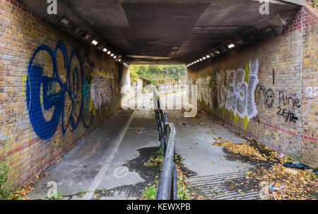 Suburban Fußgängerunterführung, gruselig, Graffiti, grungy, Stockfoto