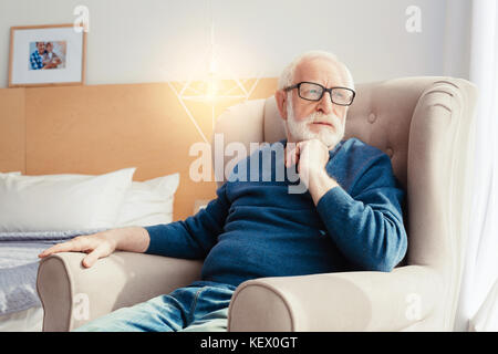 Aufmerksame blond Männlich, tief in Gedanken versunken Stockfoto