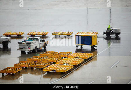 Boston Massachusetts New England Nordamerika USA, Logan International Airport leer Tross Ground handling Lkw Luftseite Stockfoto