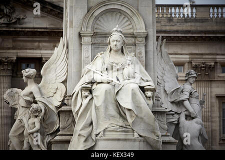 Das Victoria Memorial von Königin Victoria von Bildhauer Thomas Brock, der am Ende der Mall Stadt von Westminster in London, die Hauptstadt von En Stockfoto