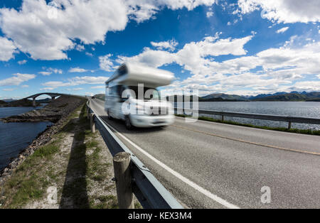Caravan Auto rv fährt auf der Autobahn. caravan Auto in Bewegungsunschärfe. Norwegen. Atlantik Straße oder den Atlantik Straße (atlanterhavsveien) t ausgezeichnet. Stockfoto