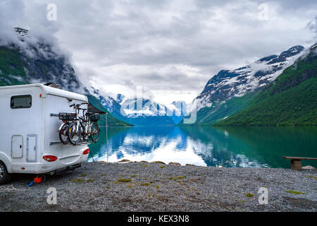 Familienurlaub Reisen rv, Urlaub im Reisemobil, caravan Auto Urlaub. schöne Natur Norwegen natürliche Landschaft. Stockfoto