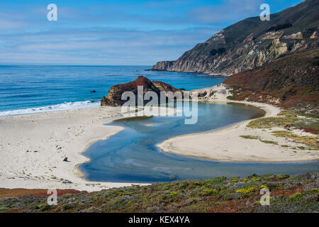 Big Sur River fließt in den Pazifischen Ozean an Andrew Molera State Park südlich von Monterey, Ca, Big Sur, Kalifornien, USA Stockfoto