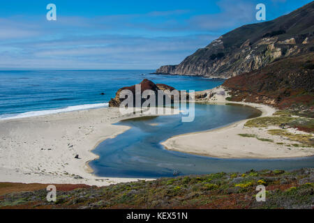 Big Sur River fließt in den Pazifischen Ozean an Andrew Molera State Park südlich von Monterey, Ca, Big Sur, Kalifornien, USA Stockfoto