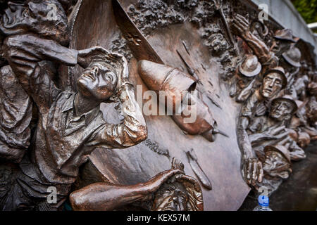 Die Schlacht um England Denkmal von Morris Sänger Skulptur auf der Victoria Embankment, mit Blick auf die Themse in London Die Hauptstadt von England Stockfoto