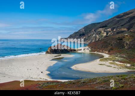 Big Sur River fließt in den Pazifischen Ozean an Andrew Molera State Park südlich von Monterey, Ca, Big Sur, Kalifornien, USA Stockfoto