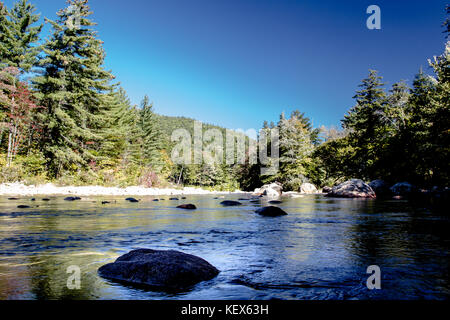 Swift River an der felsigen Schlucht, Albany, NH, USA Stockfoto