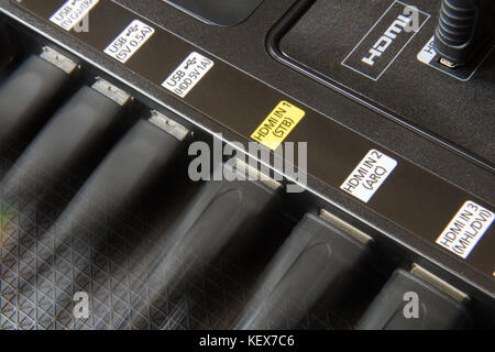 Auf der Rückseite des Fernsehgeräts mit den Anschlüssen der elektrischen Geräte. USB- und HDMI-Kabel an TV-Steckplätzen gesteckt. Stockfoto