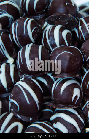 Leckere hausgemachte dunkle Schokolade Bonbons, Süßwaren, in Edinburgh während der Weihnachtsmarkt Stockfoto