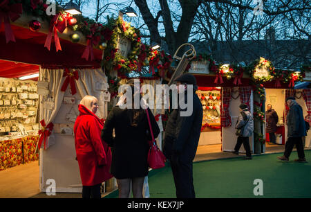 Edinburgh, Schottland, Großbritannien - 08 Dezember, 2014 - Freund reden Deutscher Weihnachtsmarkt in Edinburgh, Schottland, Großbritannien Stockfoto