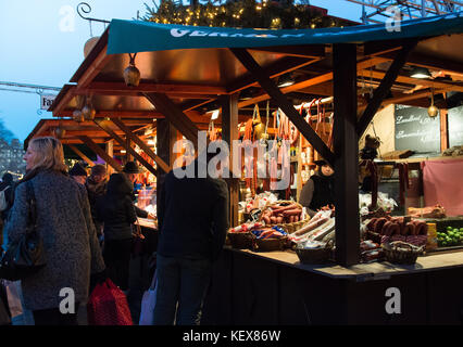 Edinburgh, Schottland, Großbritannien - 08 Dezember, 2014 - Menschen zu Fuß unter den deutschen Weihnachtsmarkt Stände in Edinburgh, Schottland, Großbritannien Stockfoto