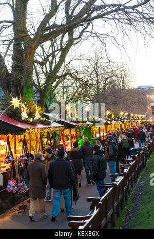 Edinburgh, Schottland, Großbritannien - 08 Dezember, 2014 - Menschen zu Fuß unter den deutschen Weihnachtsmarkt Stände in Edinburgh, Schottland, Großbritannien, mit Schloss Edinburgh in Stockfoto