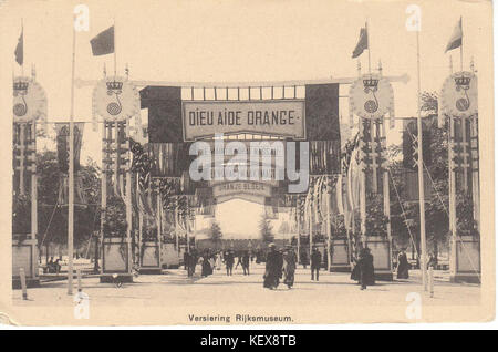 1901 wurde im Rijksmuseum die Einweihung von Königin Wilhelmina und Prinz Hendrik von den Niederlanden geschmückt. Dieses Kunstwerk repräsentiert einen historischen Moment der königlichen Feier und die Bedeutung der Monarchie in der niederländischen Kultur. Stockfoto