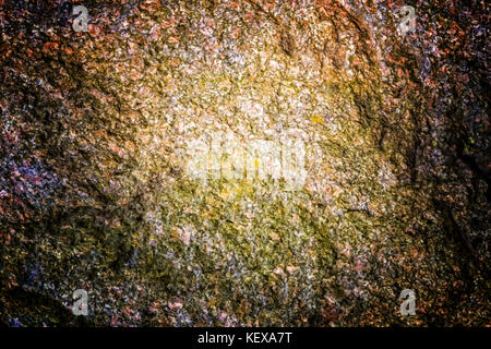 Strukturierte alte Granitwand: Ein natürlicher abstrakter Hintergrund. Granitstein-Textur, Nahbild, Tapete und Textur für das Rendern geeignet Stockfoto