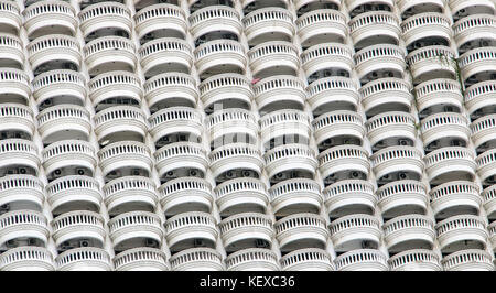 Fassade eines Hochhaus Haus mit vielen halbrunden Balkon. Linie der kreisförmigen Balkon auf weißem Wolkenkratzer. Stockfoto