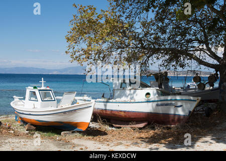 Fischerboote am Strand neben Limenas, Thassos Stadt, Thassos, Griechenland, griechische Insel, September, Stockfoto
