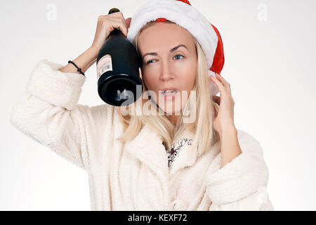 Snow maiden mit einer Flasche Champagner Stockfoto