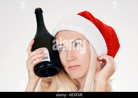 Snow maiden mit einer Flasche Champagner Stockfoto