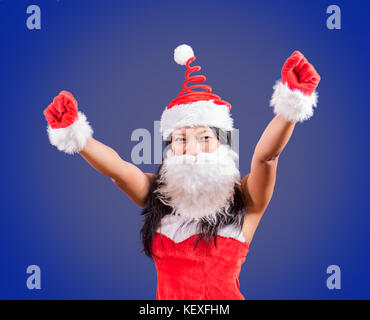 Fröhliche Frau Claus mit ihren Händen. Frau. Claus erhebt ihre Hände siegreich. Stockfoto