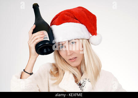 Snow maiden mit einer Flasche Champagner Stockfoto