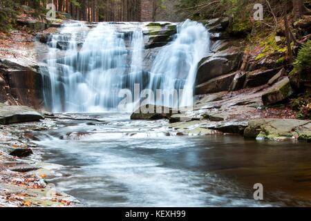 Herbst Blick auf den mumlava Fluß. Nationalpark Riesengebirge in der Tschechischen Republik. Wasserfall auf dem Fluss Stockfoto