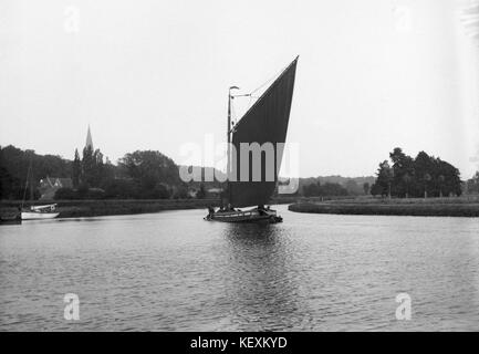 AJAXNETPHOTO. 1900 (ca.). NORFOLK BROADS, England. - Ein WHERRY IN EINE LEICHTE BRISE. Foto: AJAX VINTAGE BILDARCHIV. REF: AVL WKB 1900 4 Stockfoto