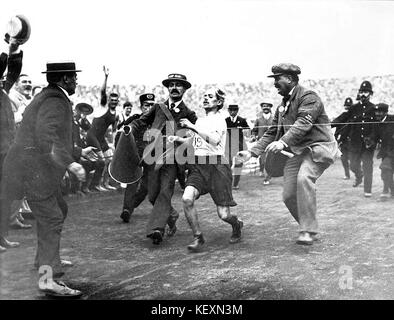Ein Bild von Dorando Pietri, einem italienischen Marathonläufer, bekannt für seinen dramatischen Abschluss bei den Olympischen Spielen 1908 in London. Pietri brach kurz vor der Überquerung der Ziellinie zusammen, nachdem er einen Großteil des Rennens geführt hatte. Stockfoto