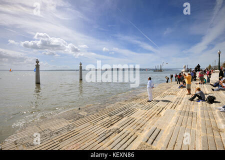 Einsamer Mann vor dem Tejo. Cais das Colunas, Lissabon, Portugal Stockfoto