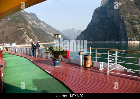 Ein Paar, das auf dem Fluss Jangtse in der Nähe des Staudamms der drei Schluchten in China an Bord des Sinorama Gold 8 Flussschiffs fährt. Stockfoto