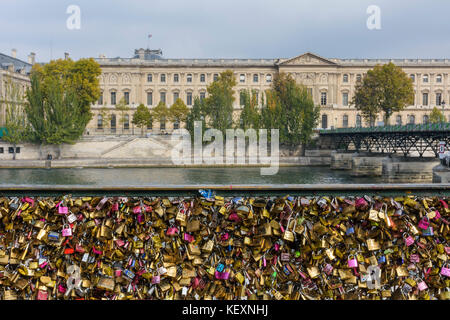 Foto von Liebesvorhängeschlössern an der Fußgängerbrücke Pont des Arts, Paris, Frankreich Stockfoto