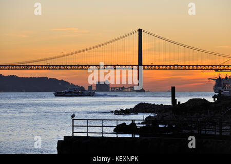 Der Tejo und Cais Das Colunas bei Sonnenuntergang. Lissabon, Portugal Stockfoto