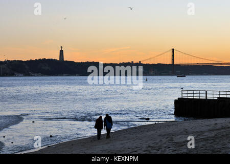 Der Tejo und Cais Das Colunas bei Sonnenuntergang. Lissabon, Portugal Stockfoto