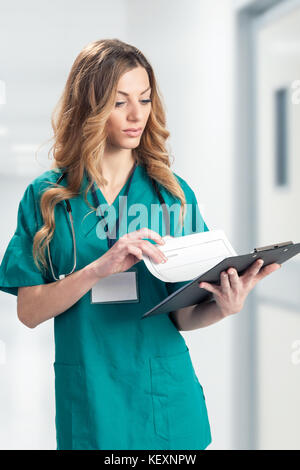 Ärztin in weißen grünen Mantel stehen auf Korridor Krankenhaus Stockfoto