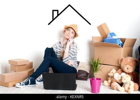 Dame denken home Umzüge Stockfoto