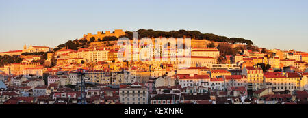 Das historische Zentrum und die Burg São Jorge am Abend. Lissabon, Portugal Stockfoto