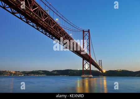 25 de Abril Brücke über den Fluss Tagus (Tejo) und Almada Portugal in der Dämmerung. Stockfoto