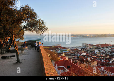 Das historische Zentrum von Lissabon und der Fluss Tejo von der Burg São Jorge aus gesehen. Portugal Stockfoto