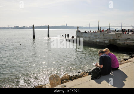 Der Tejo und Cais das Colunas an einem sonnigen Tag. Lissabon, Portugal Stockfoto