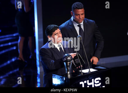 Diego Maradona (links) und Ronaldo vorhanden der Preis für Spieler der Fifa Männer des Jahres, in der die besten FIFA Football 2017 im Palladium Theatre, London Auszeichnungen. Stockfoto