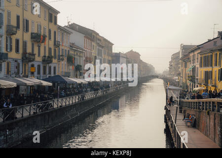 Navigli, Mailand, Italien in einem nebligen Herbst am Nachmittag Stockfoto