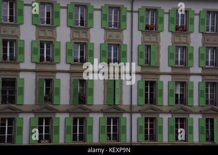 Grünen Fensterläden Fenster und eine alte Straßenlaterne in Lausanne, Schweiz Stockfoto