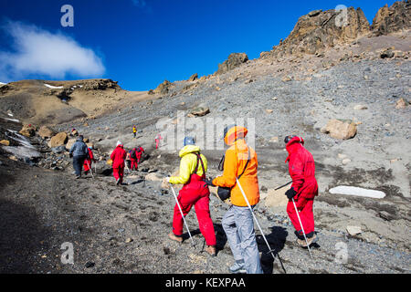 Passagiere auf eine Expedition Cruise klettern die Caldera auf Deception Island in den South Shetland Inseln vor der Antarktischen Halbinsel, ist ein aktiver Vulkan. Stockfoto